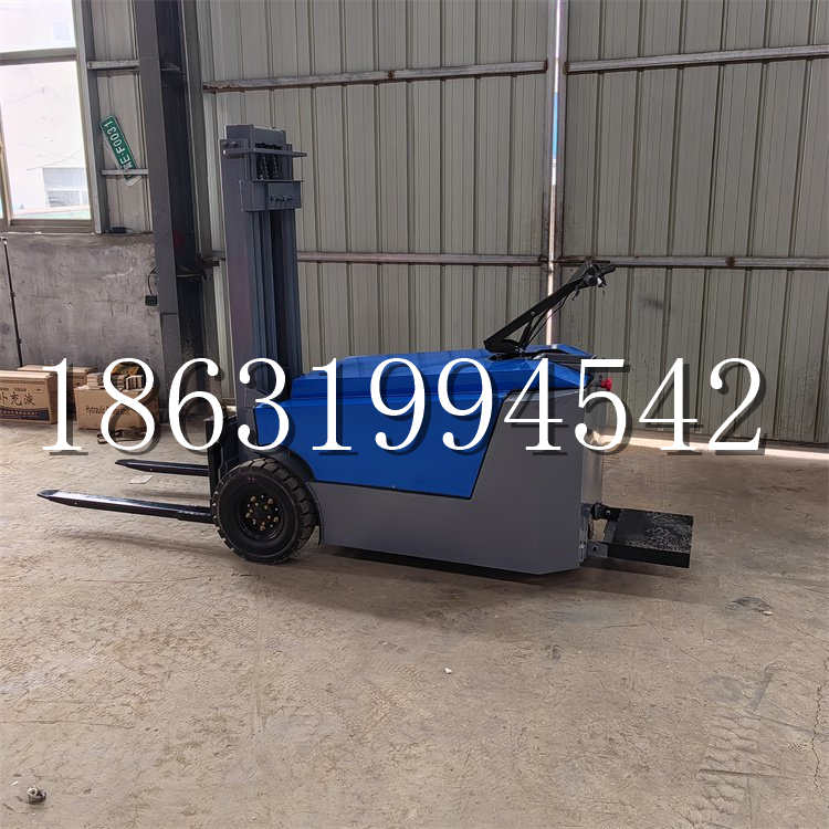 原阳县全电动叉车插腿式堆高车液压装卸车1.5吨升高小型站驾式铲车